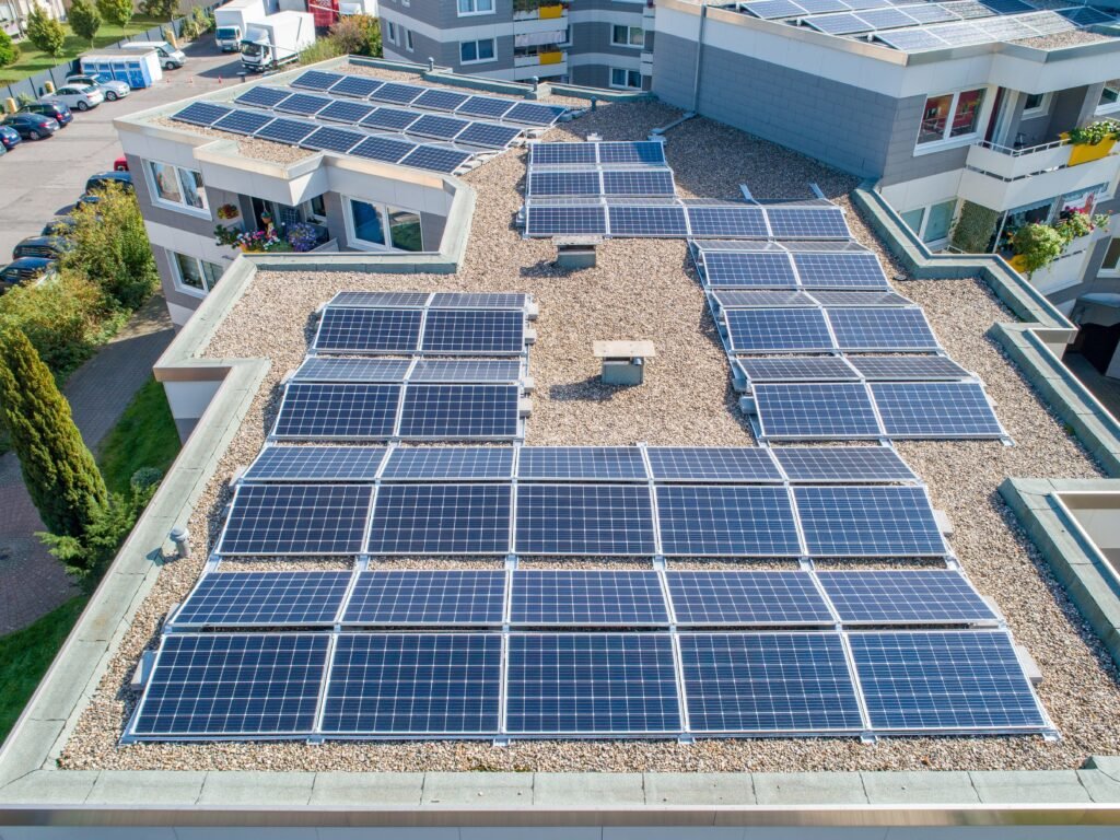 Apartamento com várias placas solares instaladas na cobertura.