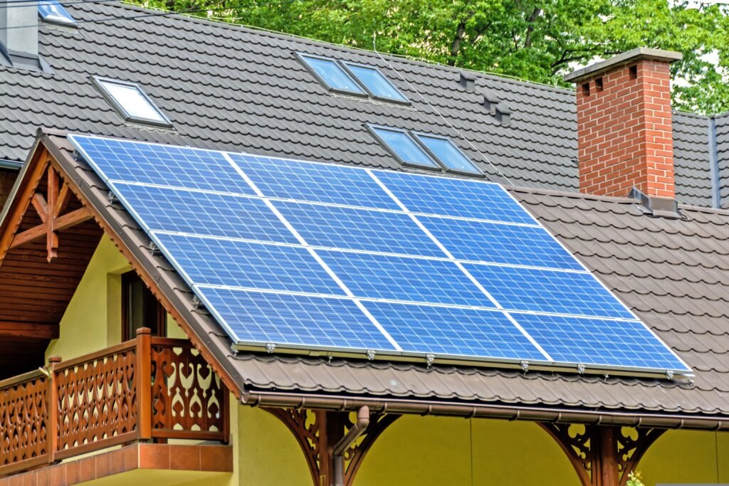 Placas solares instaladas em um telhado de uma casa residencial.