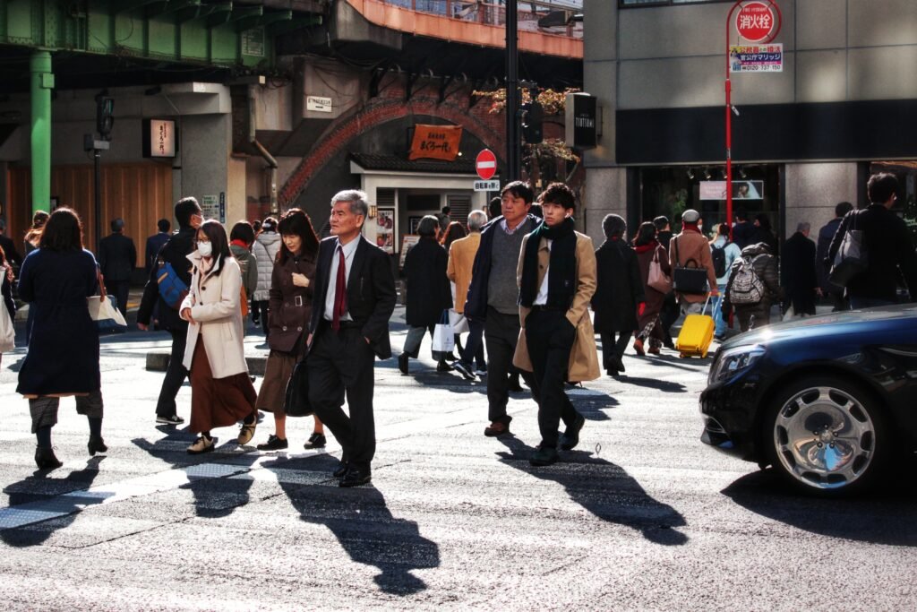 Pessoas caminhando em um cruzamento do Japão.