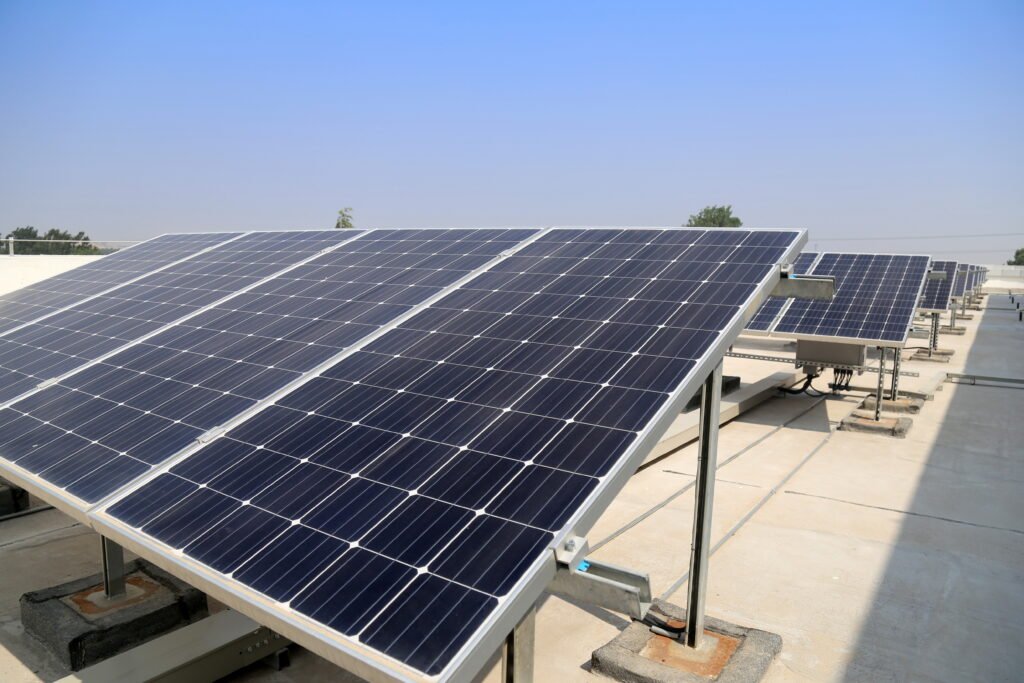 Várias placas solares instaladas em um ambiente plano.