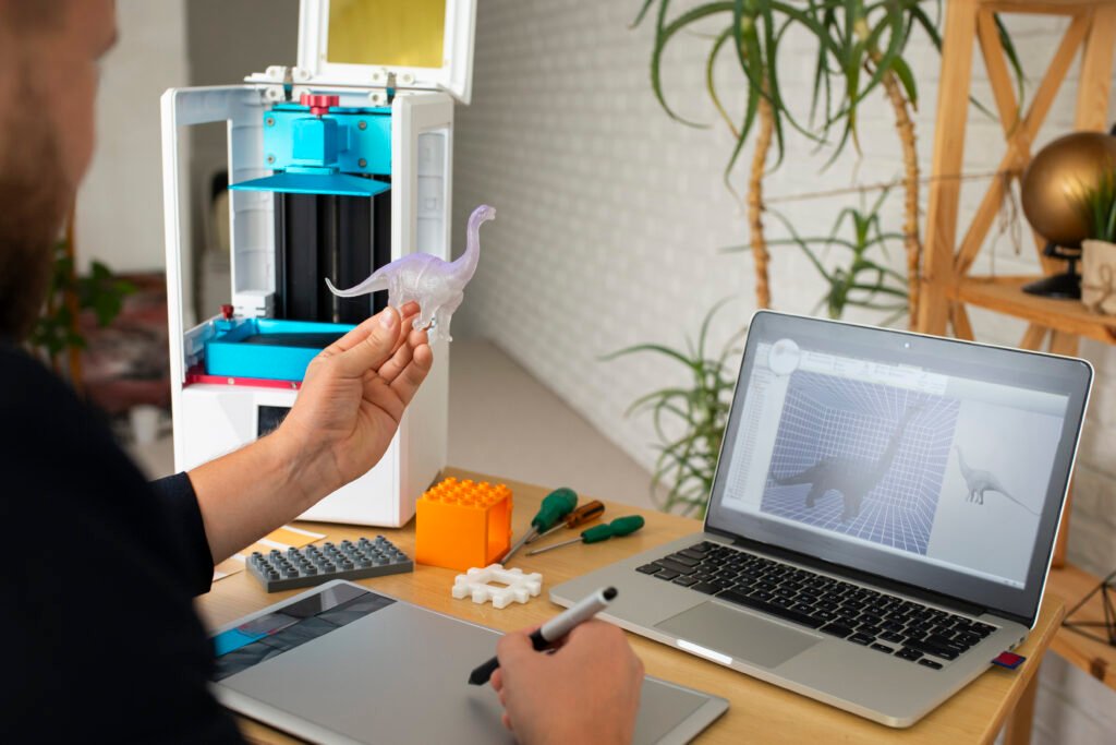 Rapaz elaborando o modelo de um dinossauro na impressora 3D